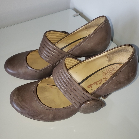 Clarks Mary Janes Tan Leather Women Size 5 Excellent Condition - Picture 3 of 6